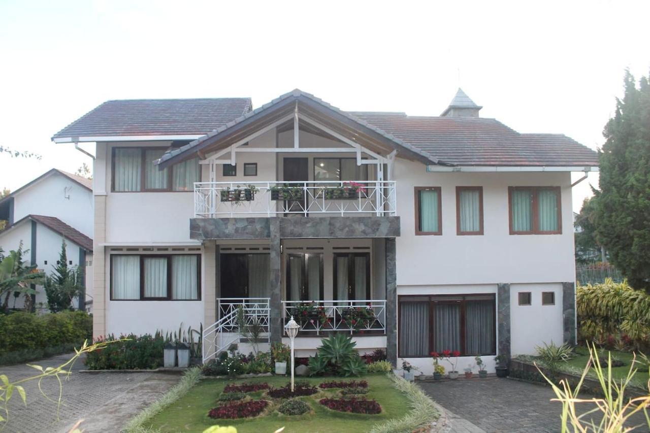 Villa Istana Bunga Lembang Luaran gambar